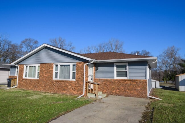 Photo - 5266-68 Plaza Ave