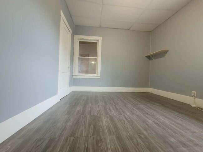 Building Photo - 424 1/2 N Wheeler Ave