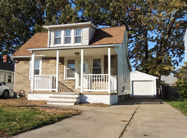 Building Photo - 3 Bedroom Bungalow for Rent!