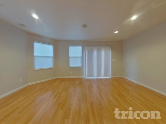 Photo - 2543 Hastings Way