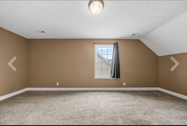 Photo - 546 Falkland Cir