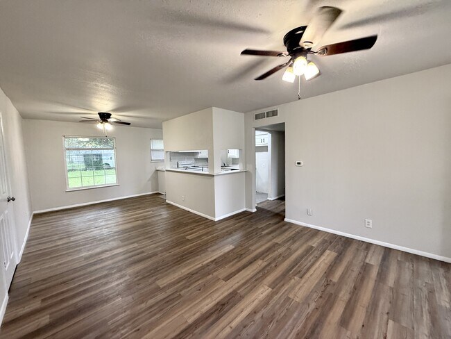 Photo - 525 Cottonwood St