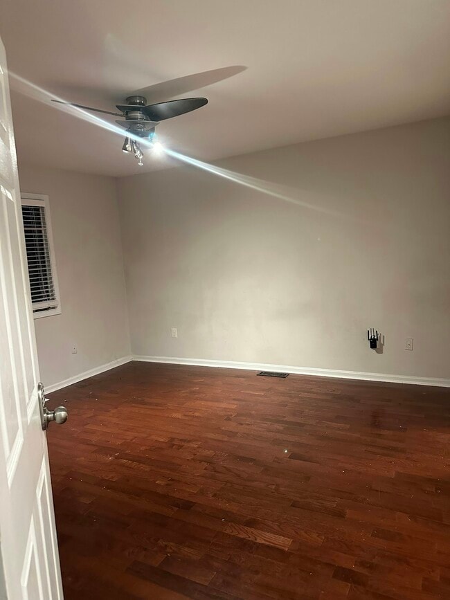 Building Photo - 3120 Creedon Dr Unit A: Master Bedroom