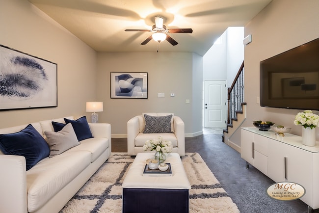 Building Photo - Eagle Creek Townhomes - Rare Interior townhome with basement - ask about our special!