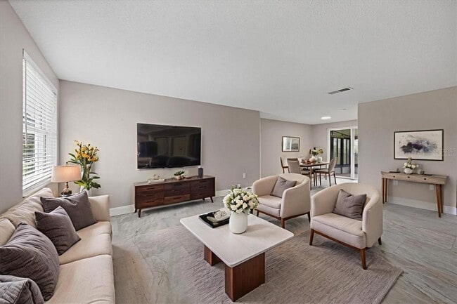 Photo - 880 Queen Rd