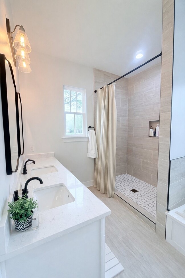 Photo - 2240 Caroline St