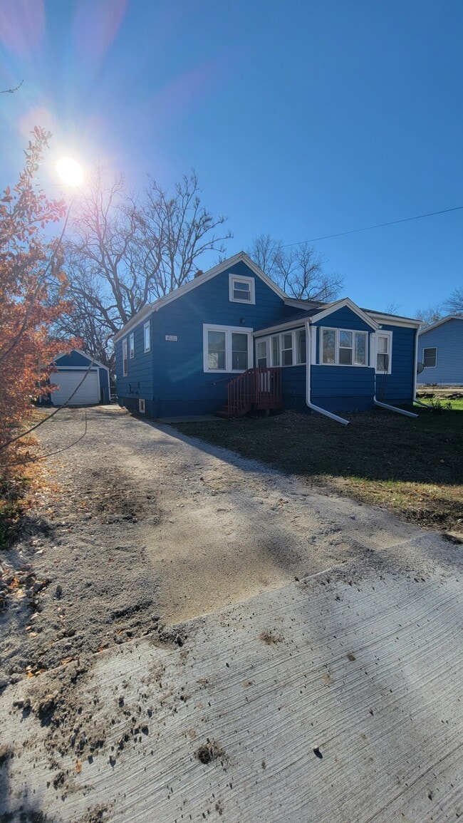 Building Photo - 922 6th St