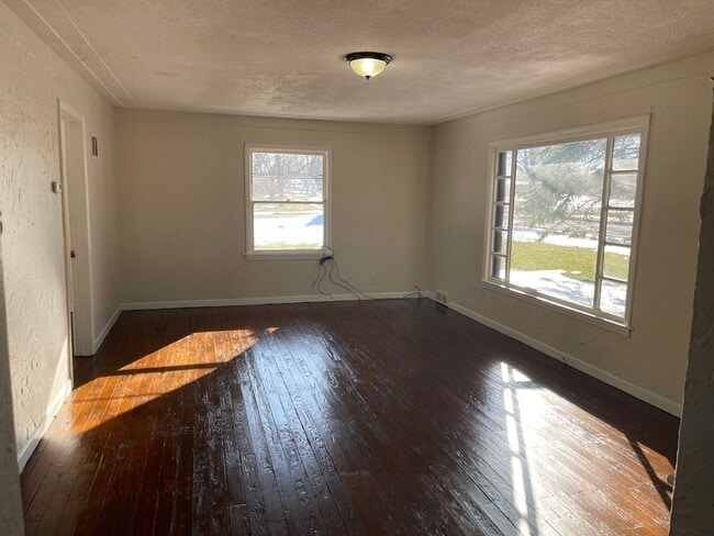 Photo - 485 E 24th St