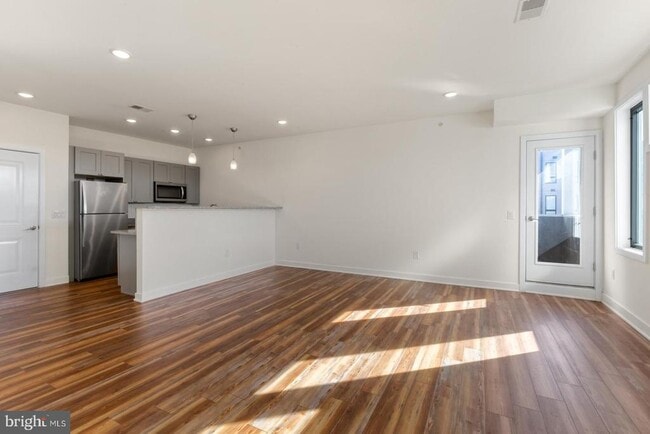 Building Photo - 2411 Kensington Ave Unit 304 Rental