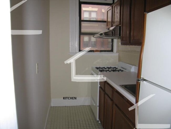 Photo - 3Br/1Bth, Great location. Laundry in building