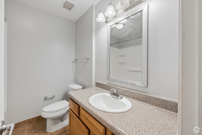 2BR, 1BA - 817SF - Primary Bathroom
