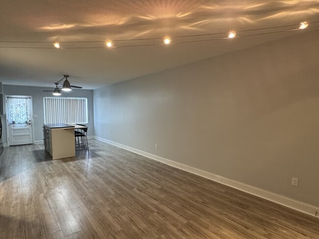 Photo - 825 N Primrose Dr