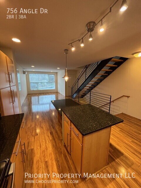 Photo - 756 Angle Dr