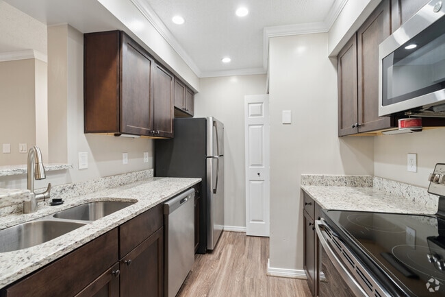 1BR, 1BA - 800SF - Kitchen