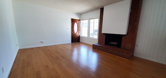 LIVING ROOM ENTRY - 3822 Ocean Dr Unit 3822 OCEAN DR. MANHATTAN