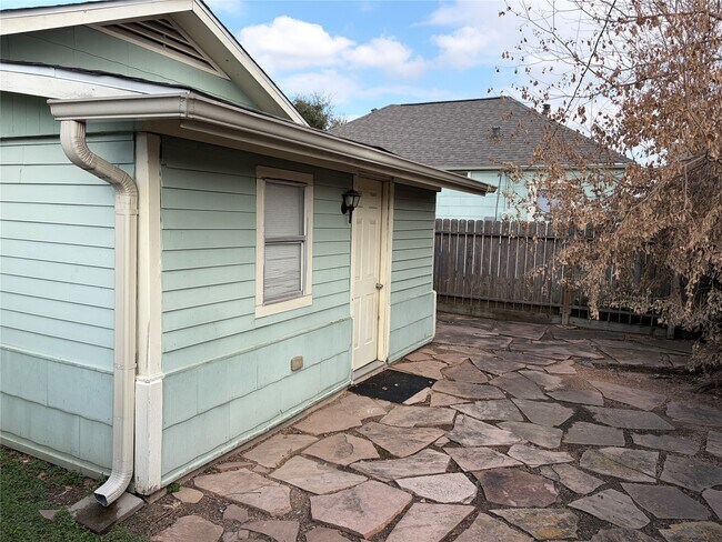 Photo - 405 1/2 Walton St