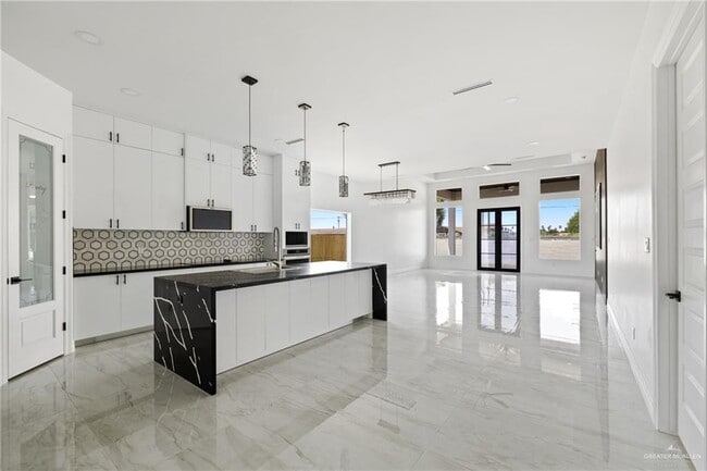 Photo - 32 Zimmerius Ave