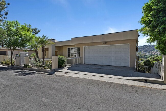 3335 N Knoll Dr