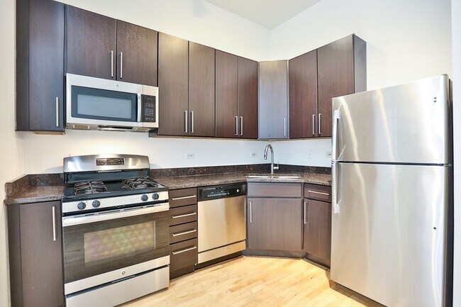 Photo - Wicker Park Large Sunny 1 Bedroom. Beautiful Courtyard. Great Location. Laundry/Internet. Unidad 2005-1