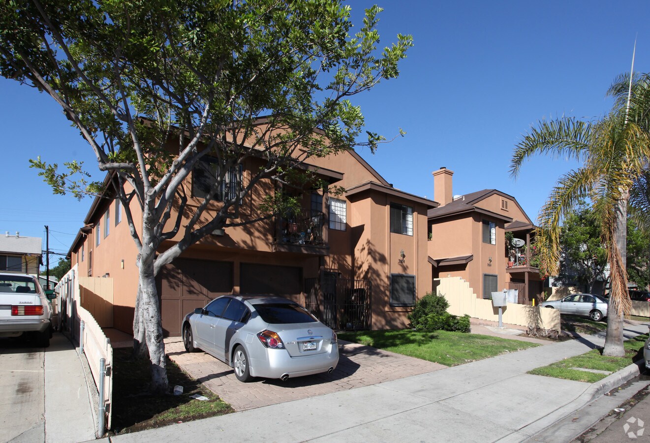 Photo - 3974-3984 Bancroft St