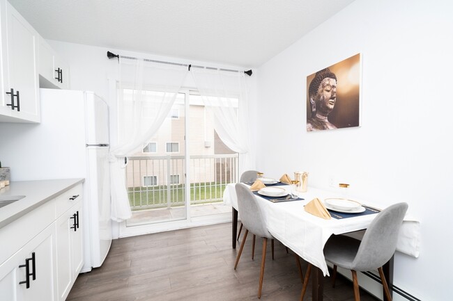 Photo - 10021-10154 154 St