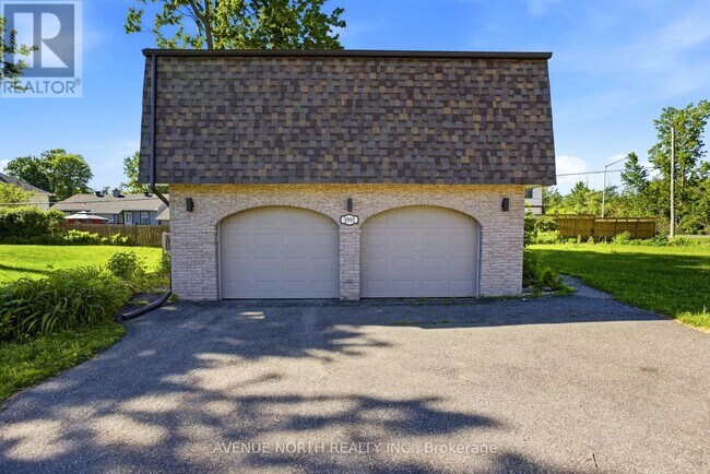 Photo - 1991 Kingsdale Ave