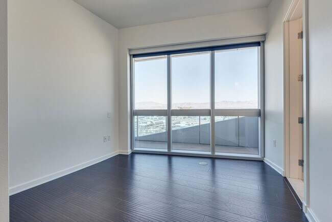 Photo - The Martin 2001- Strip/City/Mtn Views from...