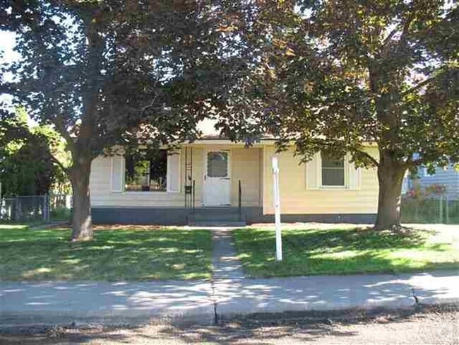 Building Photo - 4 Bedroom Shadle Rancher Rental