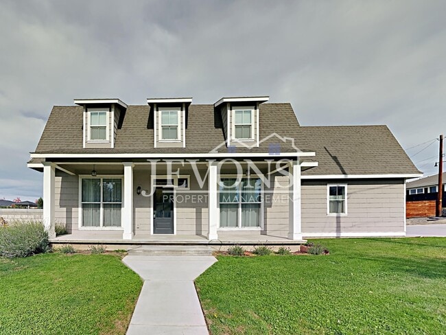 Spacious 4-bedroom home with fully equippe... - Spacious 4-bedroom home with fully equippe...
