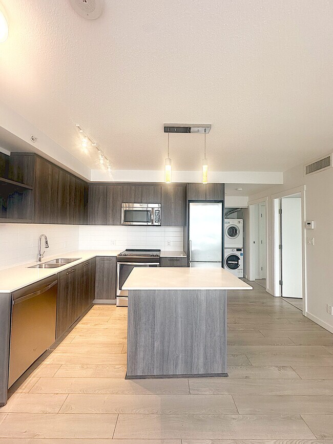 Building Photo - Centre South - 1807 Unit 1807