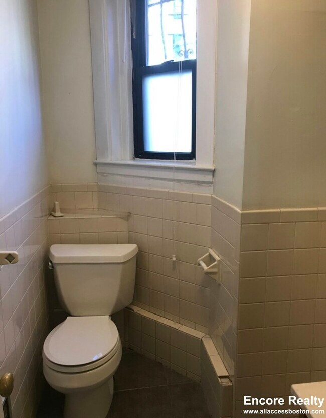 Photo - 533 Newbury St Unit B