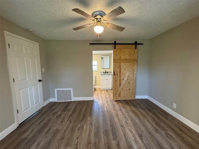 Building Photo - 9006 Elm St