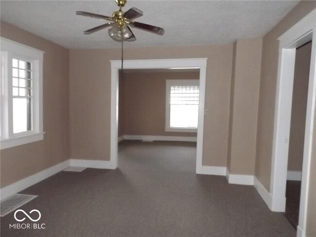 105 W Hendricks St