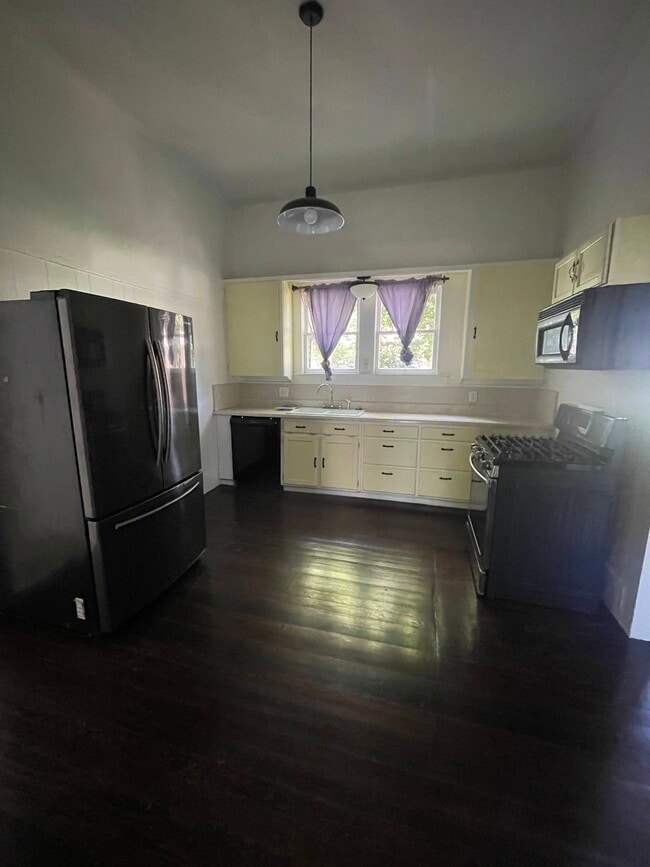 Shared Kitchen - 704 S Anglin St Unit 1 Bedroom 1 Bath