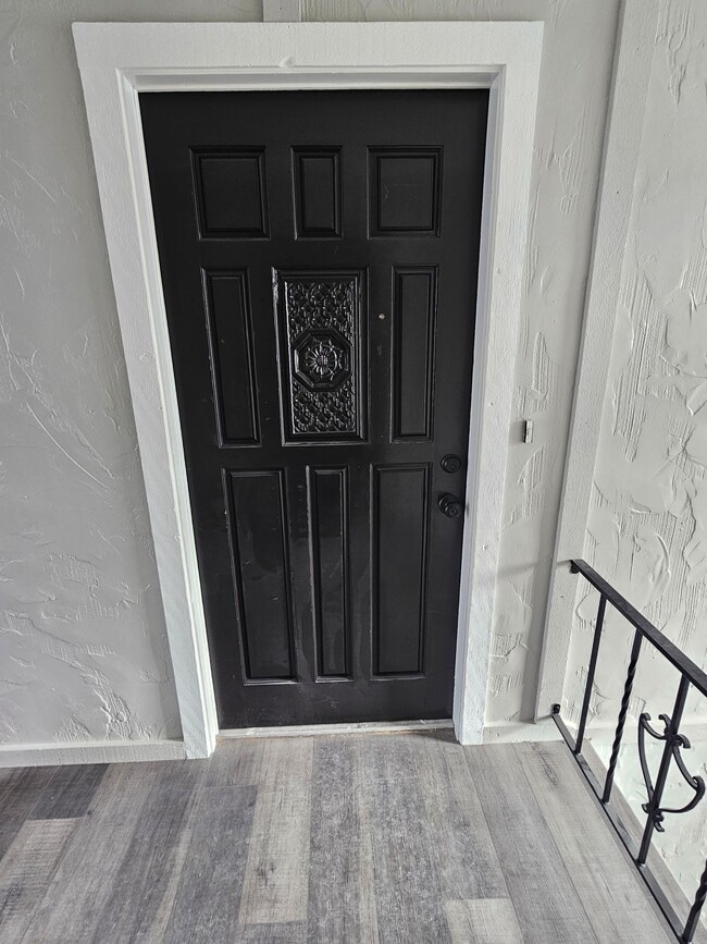 Building Photo - Like new large 2 bedroom apt coming available! Unit Loft #3