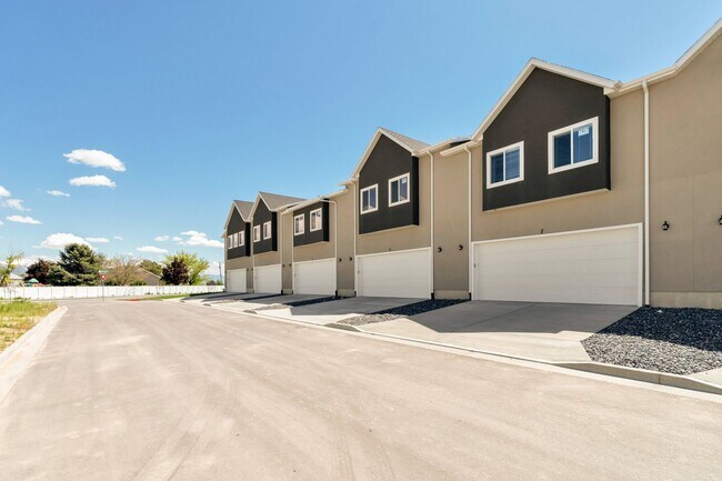 Photo - Enormous 3 Bed - 2 Bath Pet Friendly Townhome with Large Unfinished Basement! - Available on Augu...