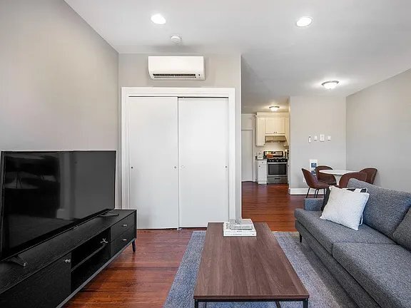 Photo - 333 C St SE Unit 2