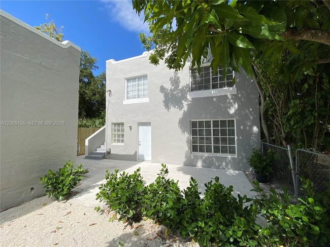 Building Photo - 553 NE 65th St Unit 2
