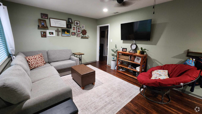 Building Photo - 906 Penrod Dr Rental