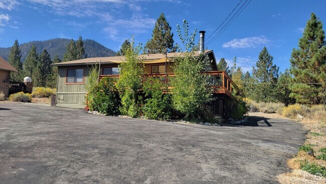 Building Photo - 3 Bedroom Home with Mountain Views Borderi...