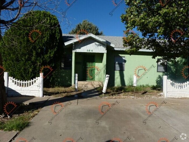 Building Photo - Spacious 2 bedrooms 1 bath duplex Rental