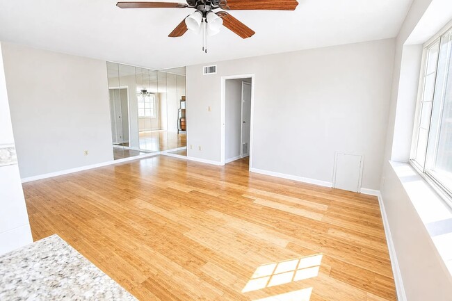 Photo - REGENCY COURT APARTMENTS -- 018