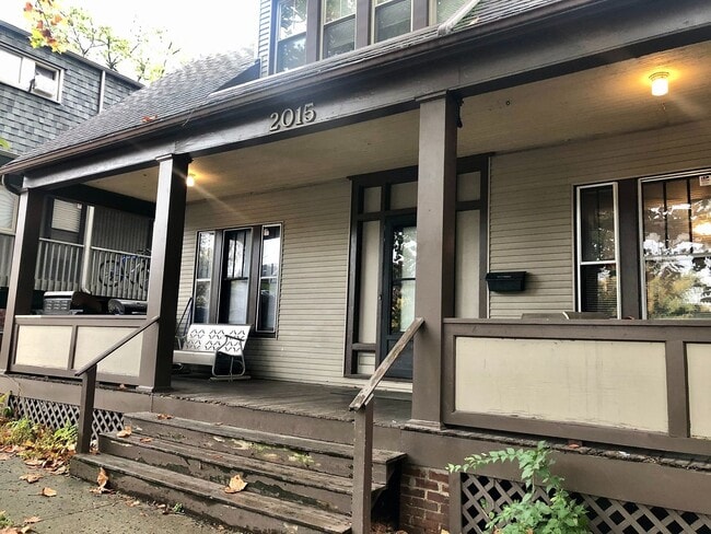 Photo - 5 Bedroom House - Walking distance from Central Campus