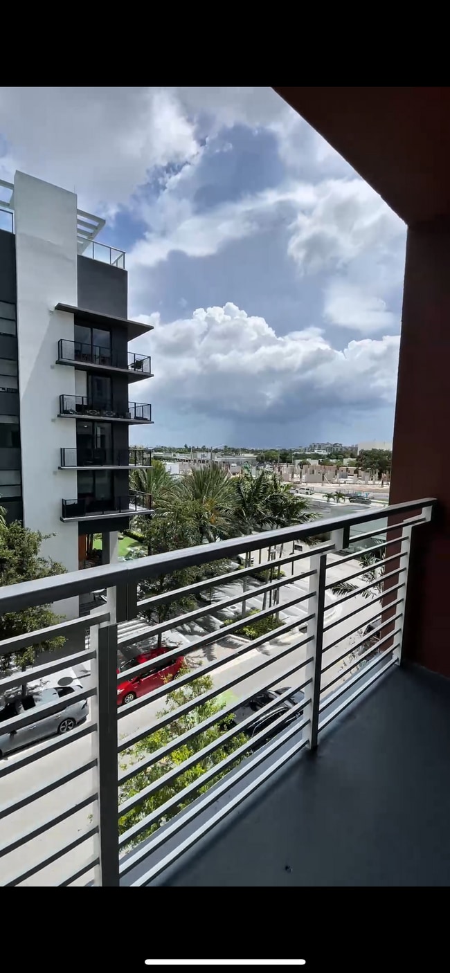 Photo - 526 NE 8th St Unidad Luxurious Condo