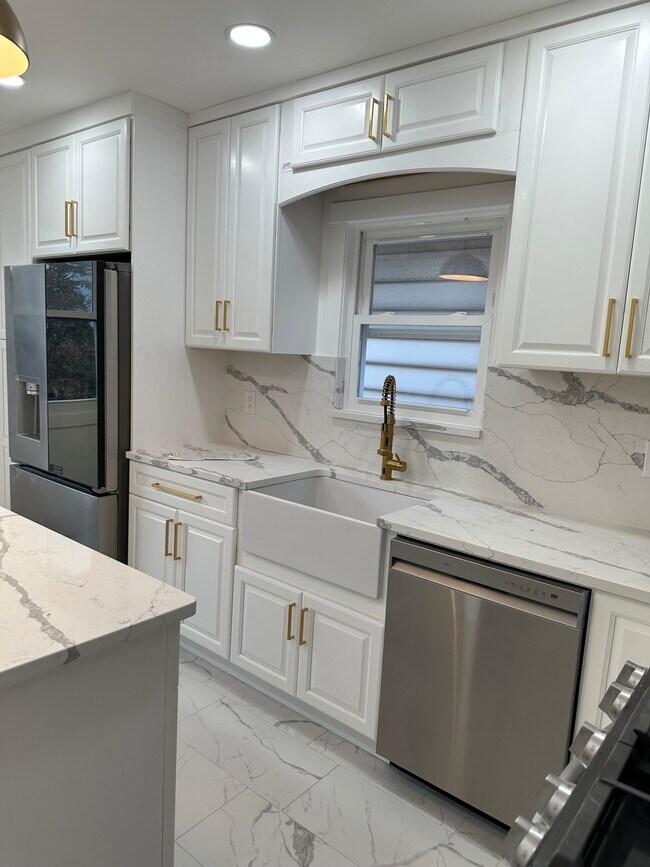 Farmers sink. large amount of cabinet space - 859 Avenue C House