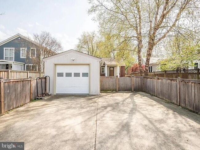 106 E Monroe Ave
