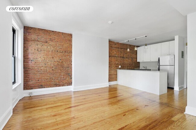 Photo - 52 Douglass St