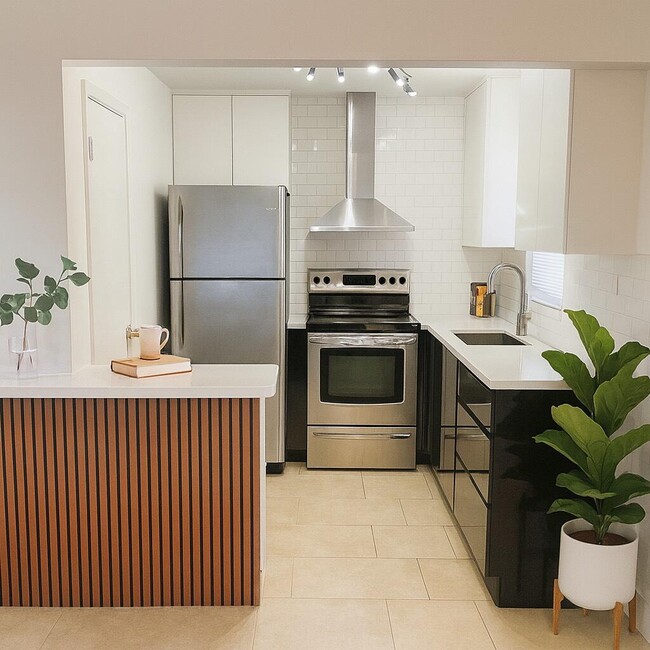 Building Photo - 6150 SW 37th St Unit 000