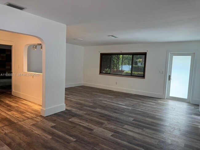 Photo - 985 NE 115th St