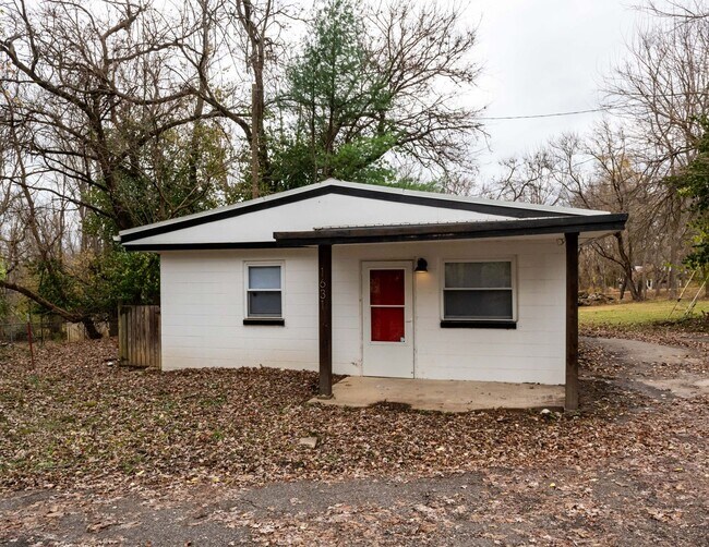 Building Photo - 2 BED, 1 BATH LOCATED ONE MILE FROM IU CAMPUS